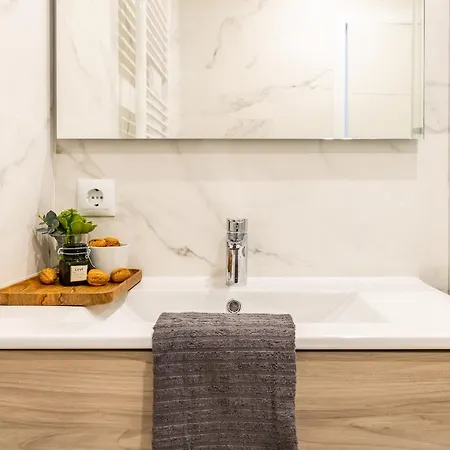 3Br - 2Bh Sunny And Spacious Apartment 10 Min Walk From Beach Apartment Barcelona