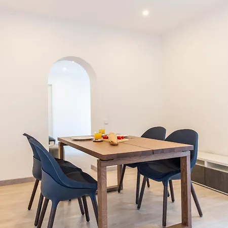 3Br - 2Bh Sunny And Spacious Apartment 10 Min Walk From Beach * Barcelona