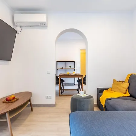 3Br - 2Bh Sunny And Spacious Apartment 10 Min Walk From Beach Apartment