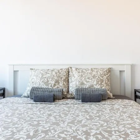 3Br - 2Bh Sunny And Spacious Apartment 10 Min Walk From Beach