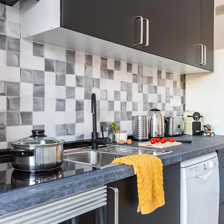 3Br - 2Bh Sunny And Spacious Apartment 10 Min Walk From Beach Apartment Barcelona