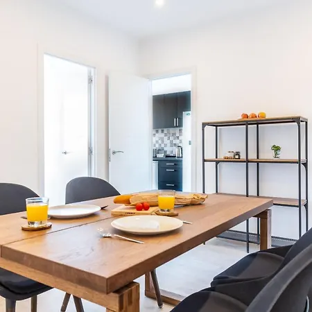 3Br - 2Bh Sunny And Spacious Apartment 10 Min Walk From Beach Apartment *