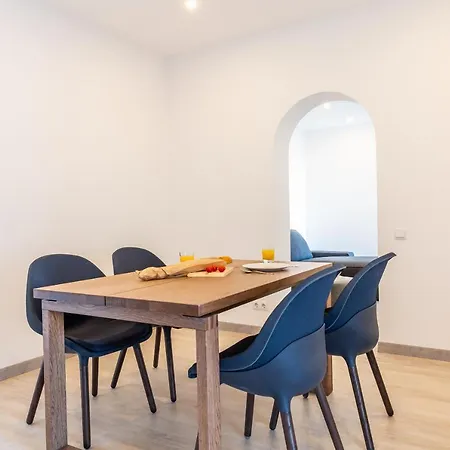 3Br - 2Bh Sunny And Spacious Apartment 10 Min Walk From Beach Apartment Barcelona
