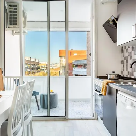3Br - 2Bh Sunny And Spacious Apartment 10 Min Walk From Beach Barcelona