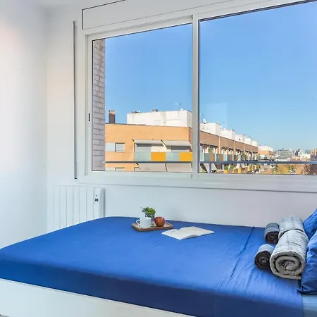 3Br - 2Bh Sunny And Spacious Apartment 10 Min Walk From Beach *