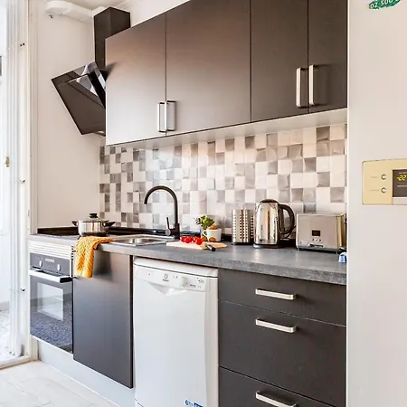公寓 3Br - 2Bh Sunny And Spacious Apartment 10 Min Walk From Beach