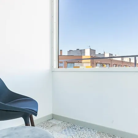 3Br - 2Bh Sunny And Spacious Apartment 10 Min Walk From Beach